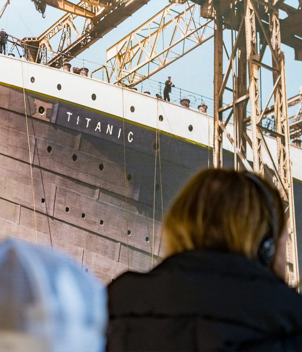 Titanic crowd 1